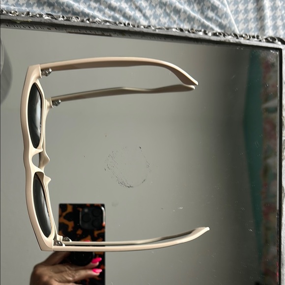 RAY-BAN: Stylish Black and Tan Sunglasses - Picture 2 of 4